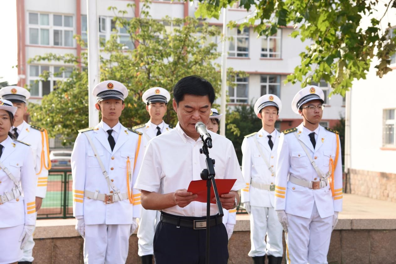 青島房產(chǎn)學校舉行“立德樹人、為人師表、清廉從教”師德倡議暨教師節(jié)宣誓活動
